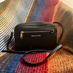 MICHAEL KORS JET SET LARGE ZIP CROSSBODY PURSE